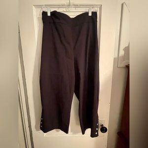 NWOT Avenue Stretch Pull-On Black Capris with Crystal Buttons at hem size 26W.